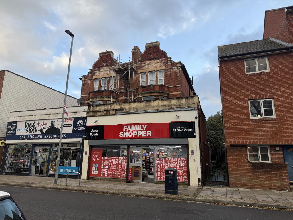Lot: 5 - FREEHOLD MIXED USE COMMERCIAL AND RESIDENTIAL INVESTMENT - Mixed use building with commercial unit on ground floor